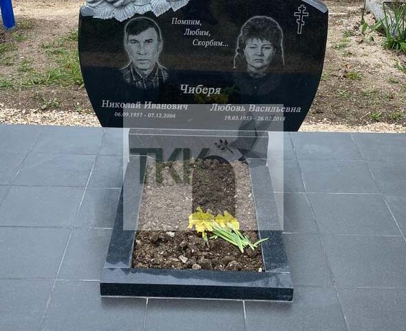 Эффектный памятник с резными цветами по верху