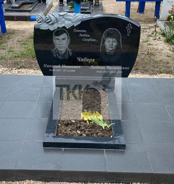 Эффектный памятник с резными цветами по верху