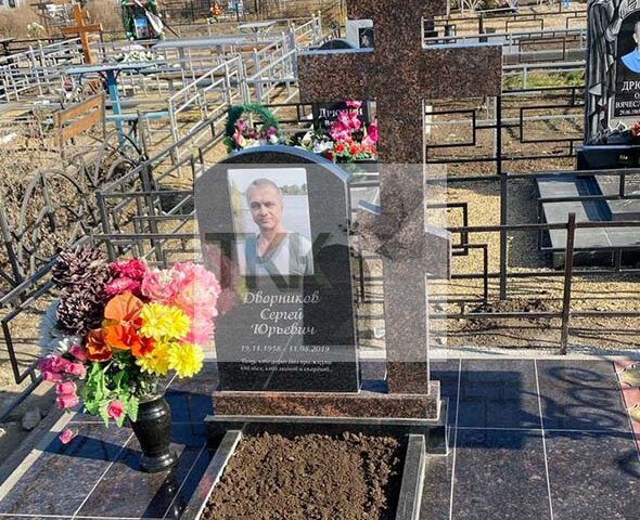 Памятник в 2-х цветах гранита с большим крестом