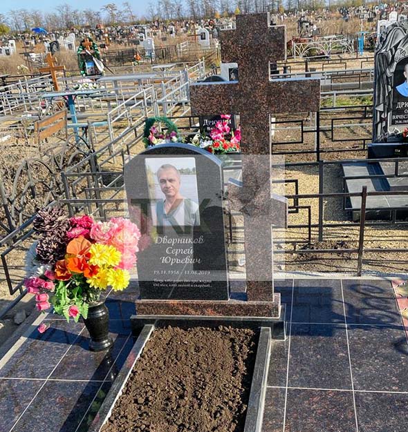 Памятник в 2-х цветах гранита с большим крестом