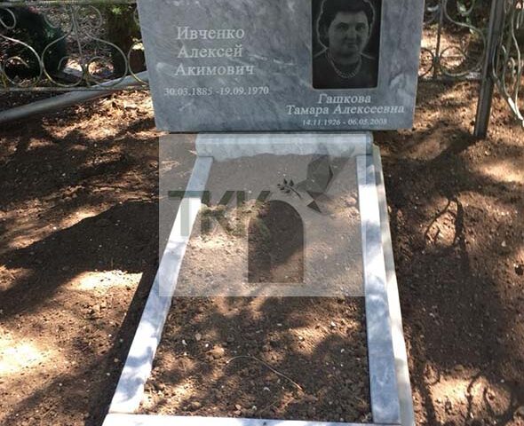 Серый гранитный прямоугольный памятник