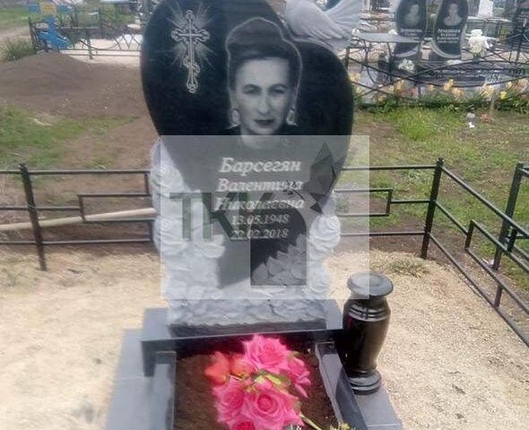 Эффектный памятник в форме сердца с резными голубями