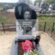 Эффектный памятник в форме сердца с резными голубями