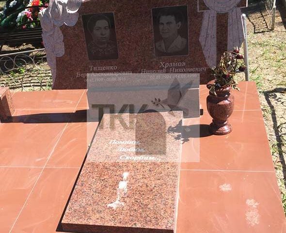 Яркий прямоугольный памятник из красного гранита