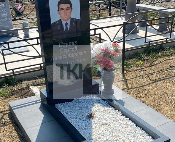 Строгий памятник с ярким цветным портретом