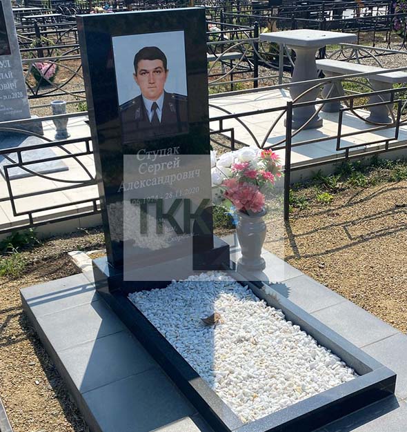 Строгий памятник с ярким цветным портретом