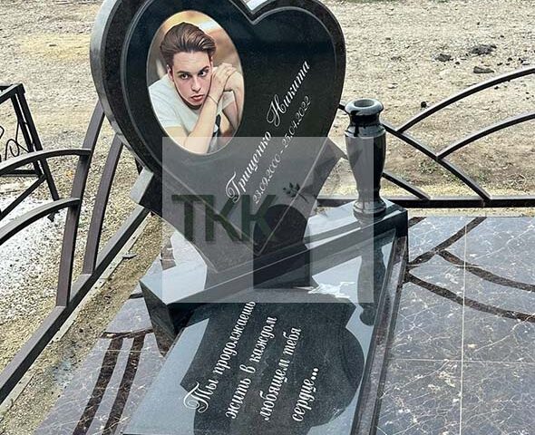 Дизайнерский памятник с нестандартным расположением элементов
