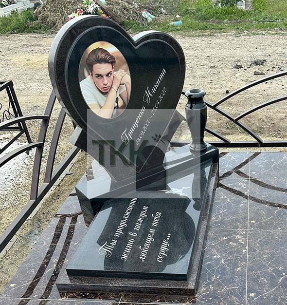 Дизайнерский памятник с нестандартным расположением элементов