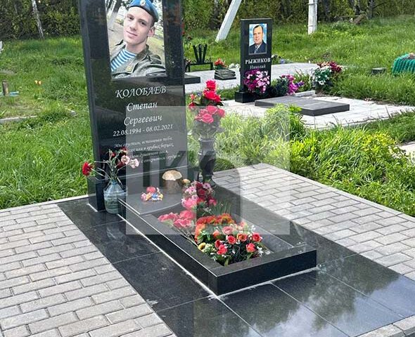 Классический памятник с большим цветным портретом