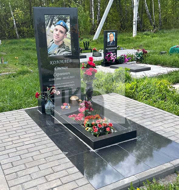 Классический памятник с большим цветным портретом