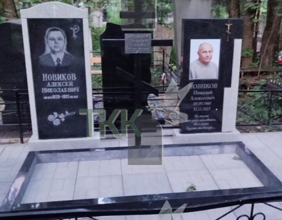 Два двухцветных памятника с общим цветником