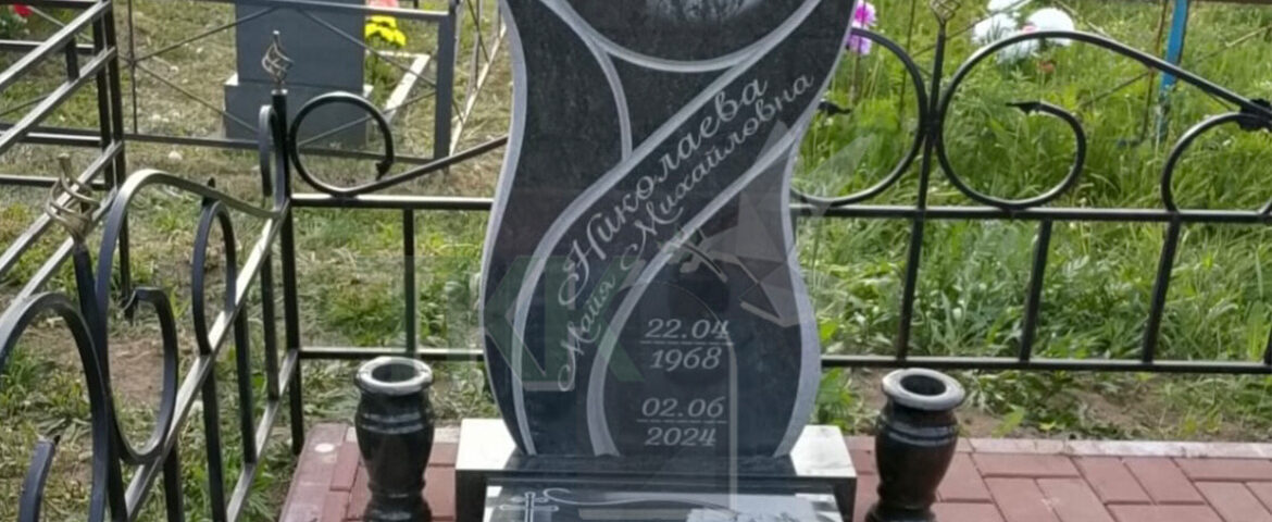 Изящный памятник, выполненный в форме тюльпана