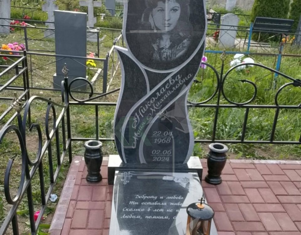 Изящный памятник, выполненный в форме тюльпана