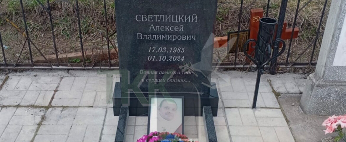 Строгий прямоугольный памятник с цветным портретом