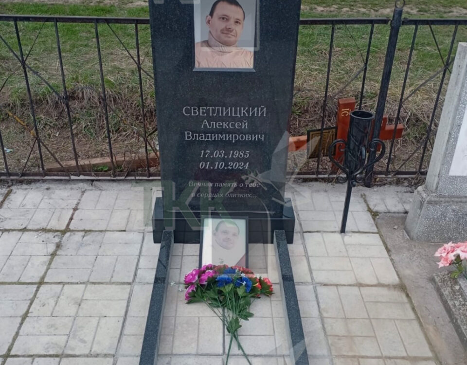 Строгий прямоугольный памятник с цветным портретом