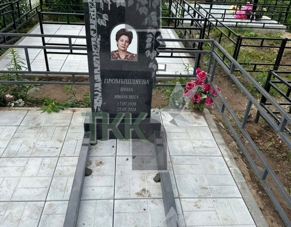 Красивый памятник с гравированной березой и листьями