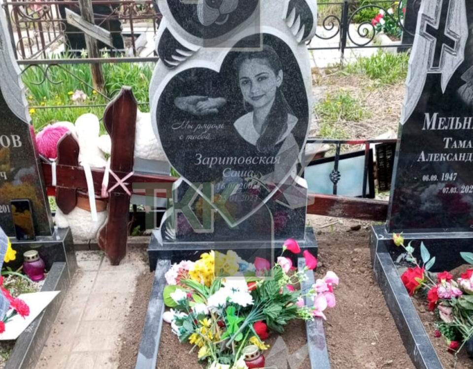 Эксклюзивный памятник в форме плюшевого мишки