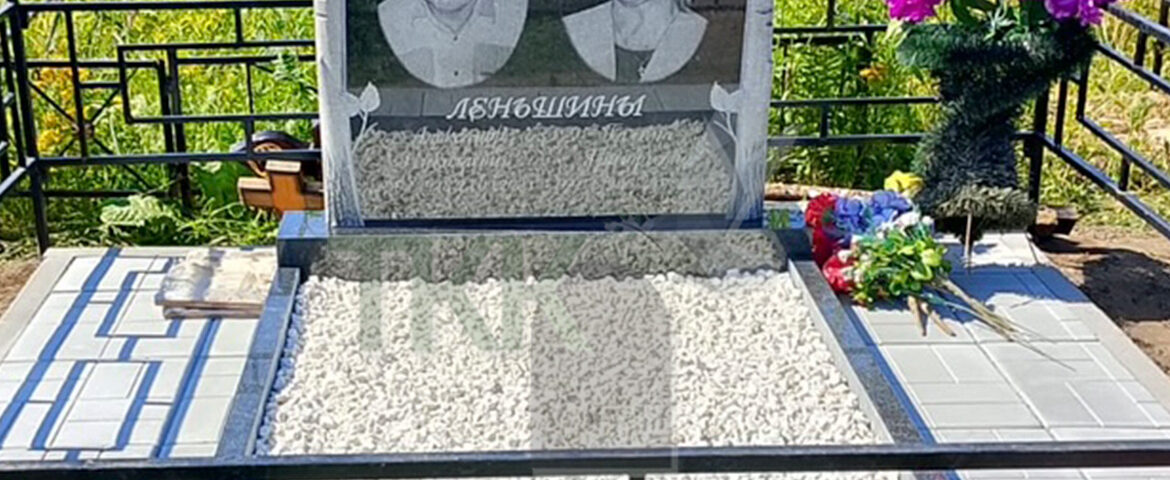 Стильный квадратный памятник на 2х человек с резной березой