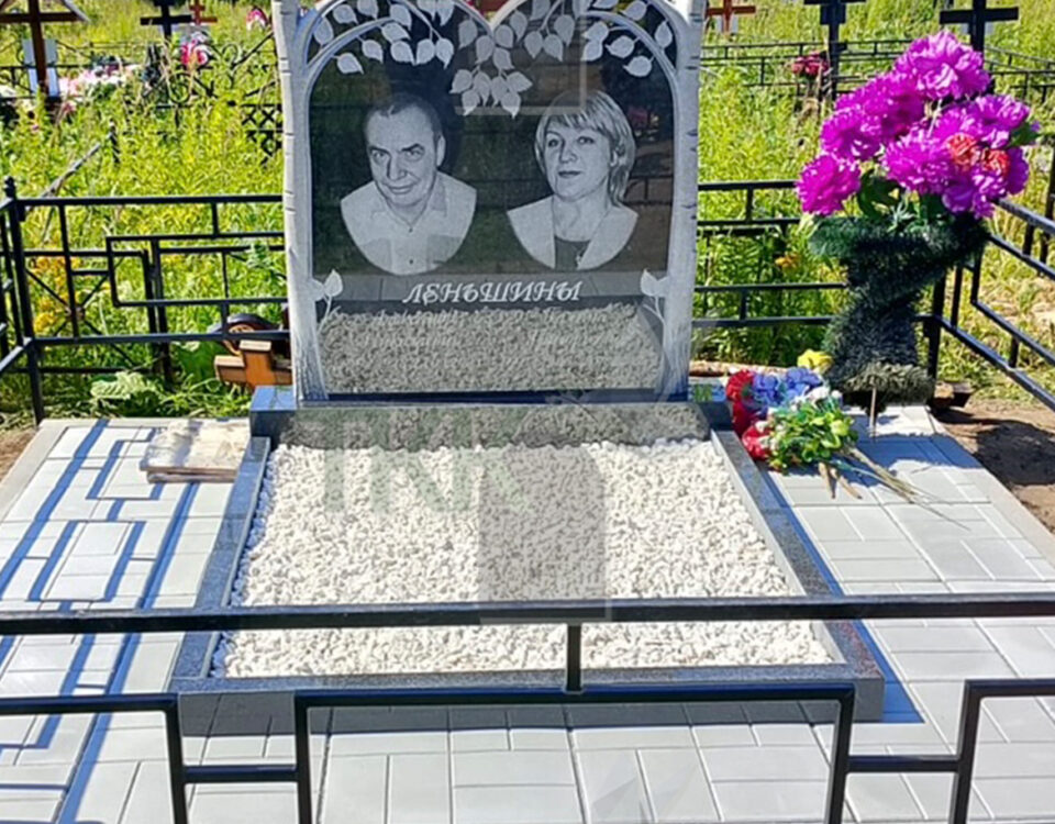 Стильный квадратный памятник на 2х человек с резной березой